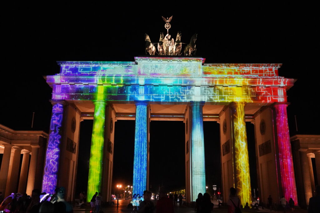 Brandenburger Tor in Regenbogenfarben